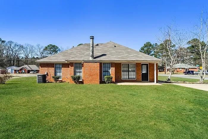 1024 Countryside Ln — Photo 1