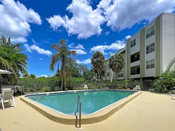 4651 1st St NE Unit 311, Saint Petersburg, FL 33703