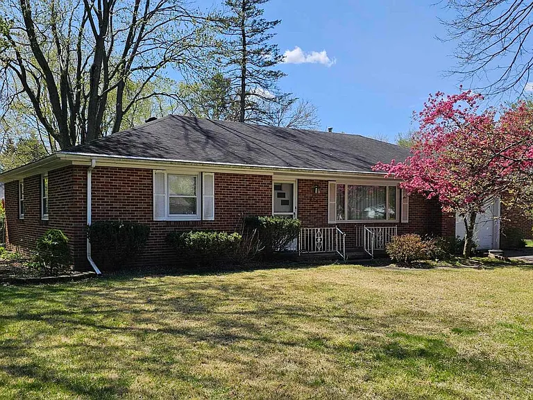 925 Sunset Dr — Photo 2