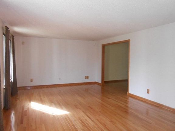 3rd image of 9909 124th St E