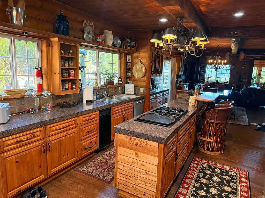 6 bed, 2500 sqft, $4,500 — Photo 4