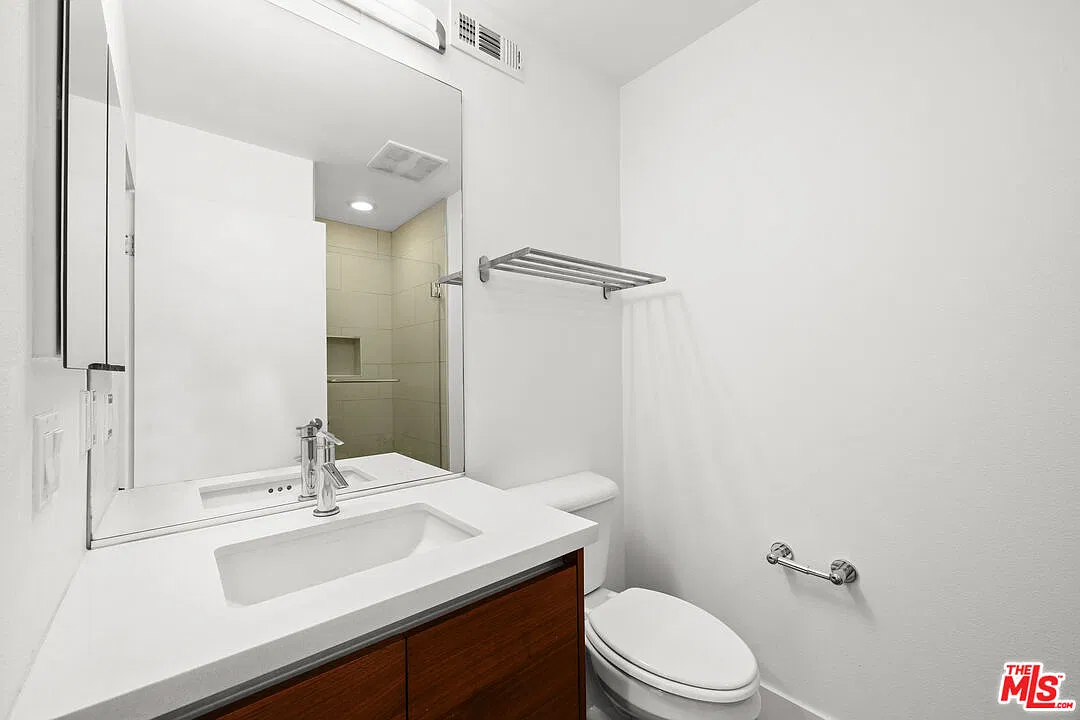 4 bed, 3.0 bath, 2000 sqft, $4,995 — Photo 3
