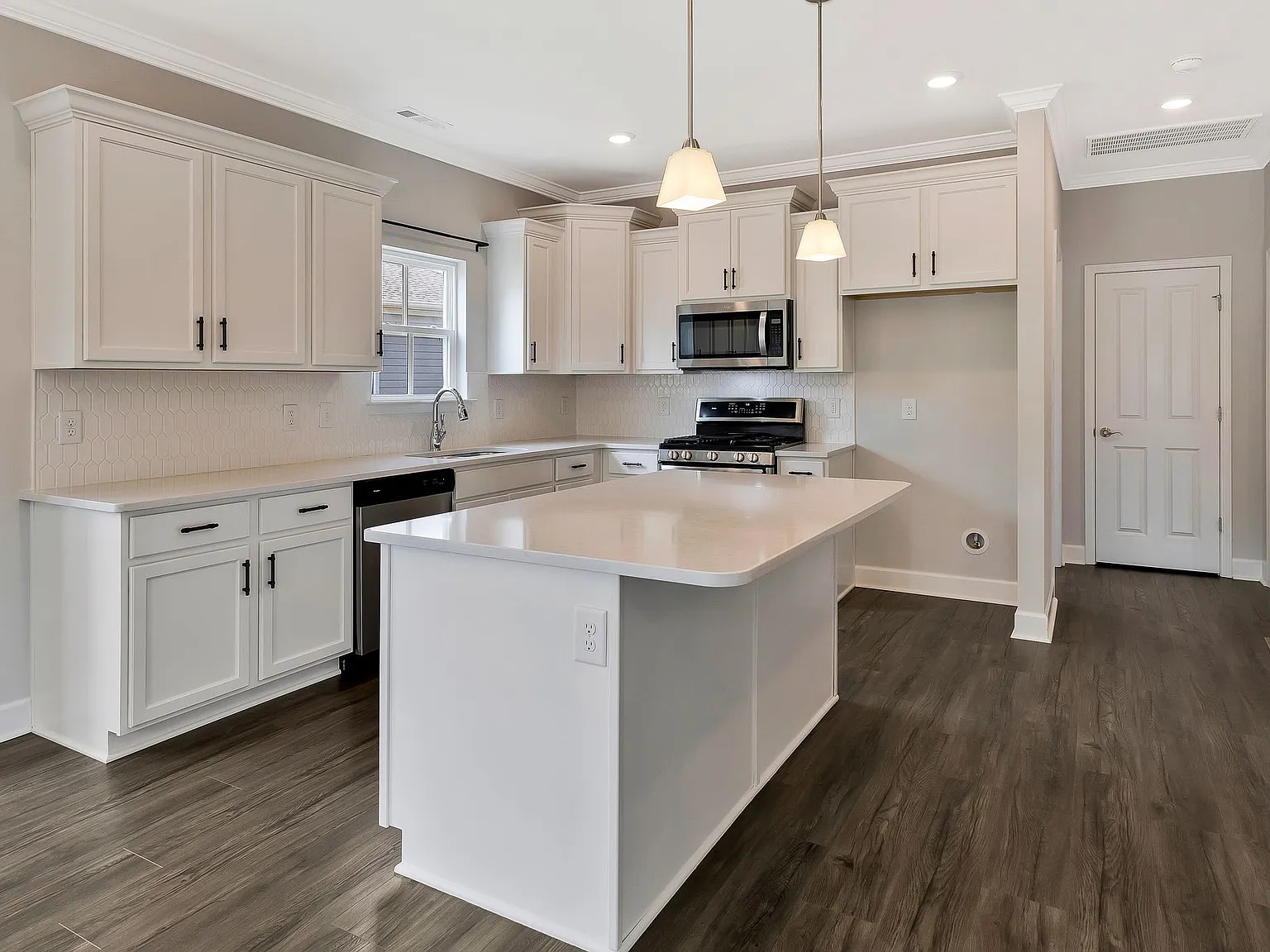 3 bed, 2.5 bath, 1754 sqft, $2,700 — Photo 3
