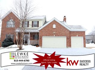 3511 Lakewood Dr, Crystal Lake, IL 60012