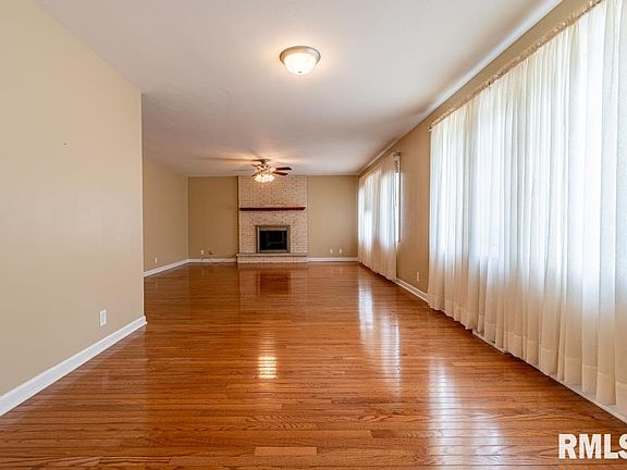 3rd image of 306 E Oak Park Dr