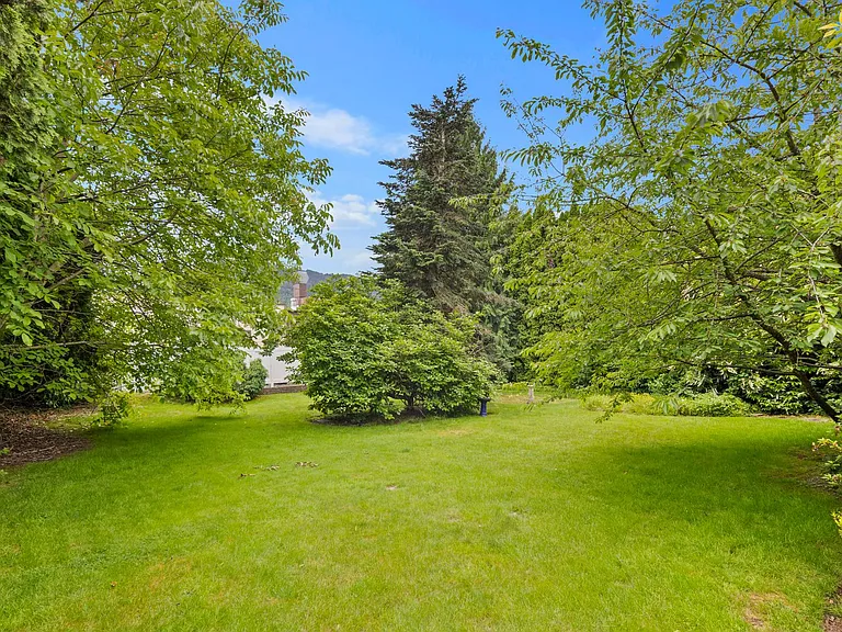 295 NE Alder St — Photo 34