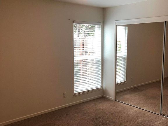 5th image of 2749 Bayshore Ave