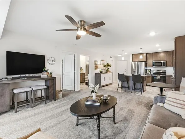 7800 W 123rd St #303, Overland Park, KS 66213