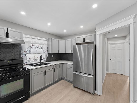 4th image of 646 Benris Avenue
