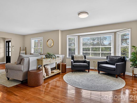 4th image of 601 Pennell St NE