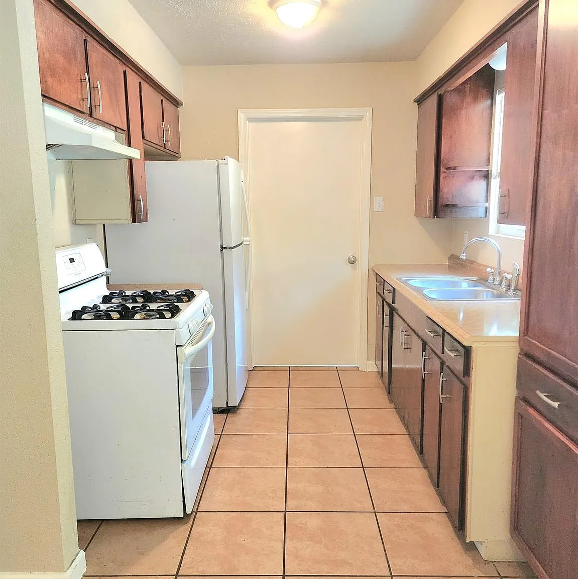 3 bed, 1.5 bath, 1333 sqft, $1,400 — Photo 3