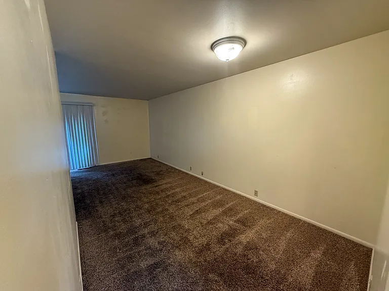 601 E Washington St #8 — Photo 4