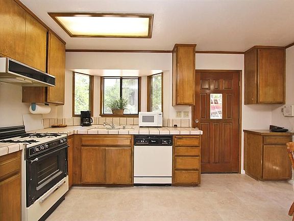 3rd image of 676 Buckingham Sq