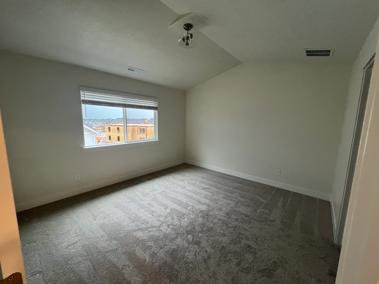 4 bed, 2.5 bath, 1688 sqft, $850 — Photo 3