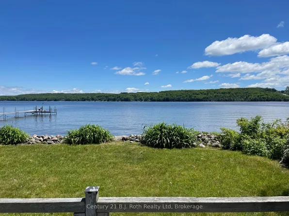 15 Bow Rd, Tiny, ON L9M 0B3