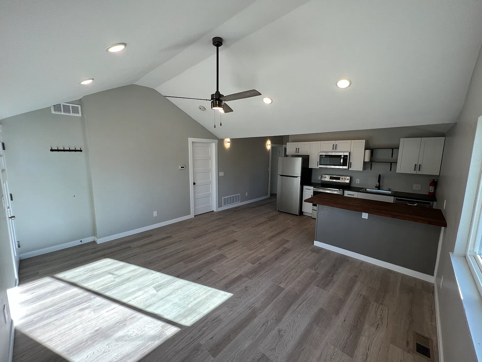3 bed, 1100 sqft, $2,250 — Photo 3