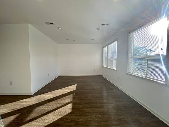 5th image of 4114 Lauriston St Unit 103
