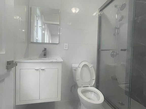 5th image of 47-33 38th St #2