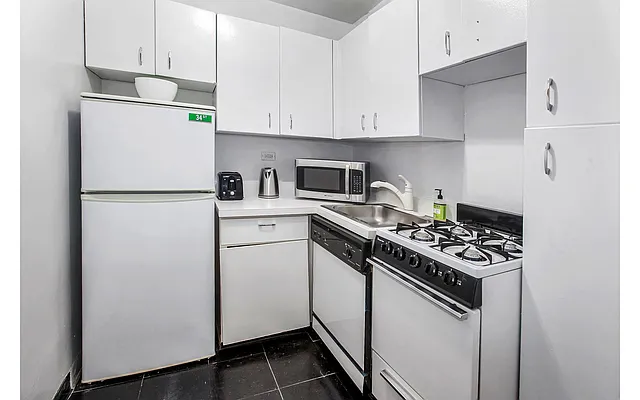 Rented by Douglas Elliman | media 19