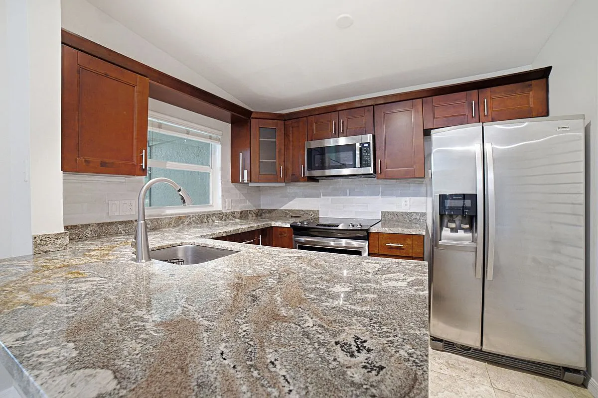 3 bed, 2.0 bath, 1200 sqft, $3,200 — Photo 1