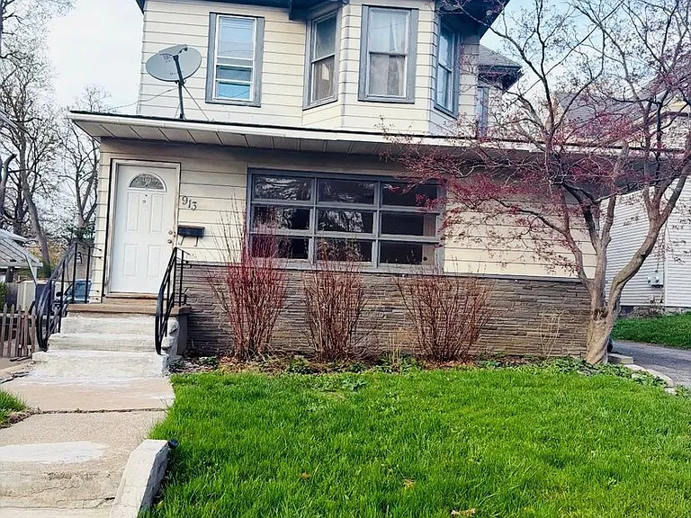 913 Nott St — Photo 1