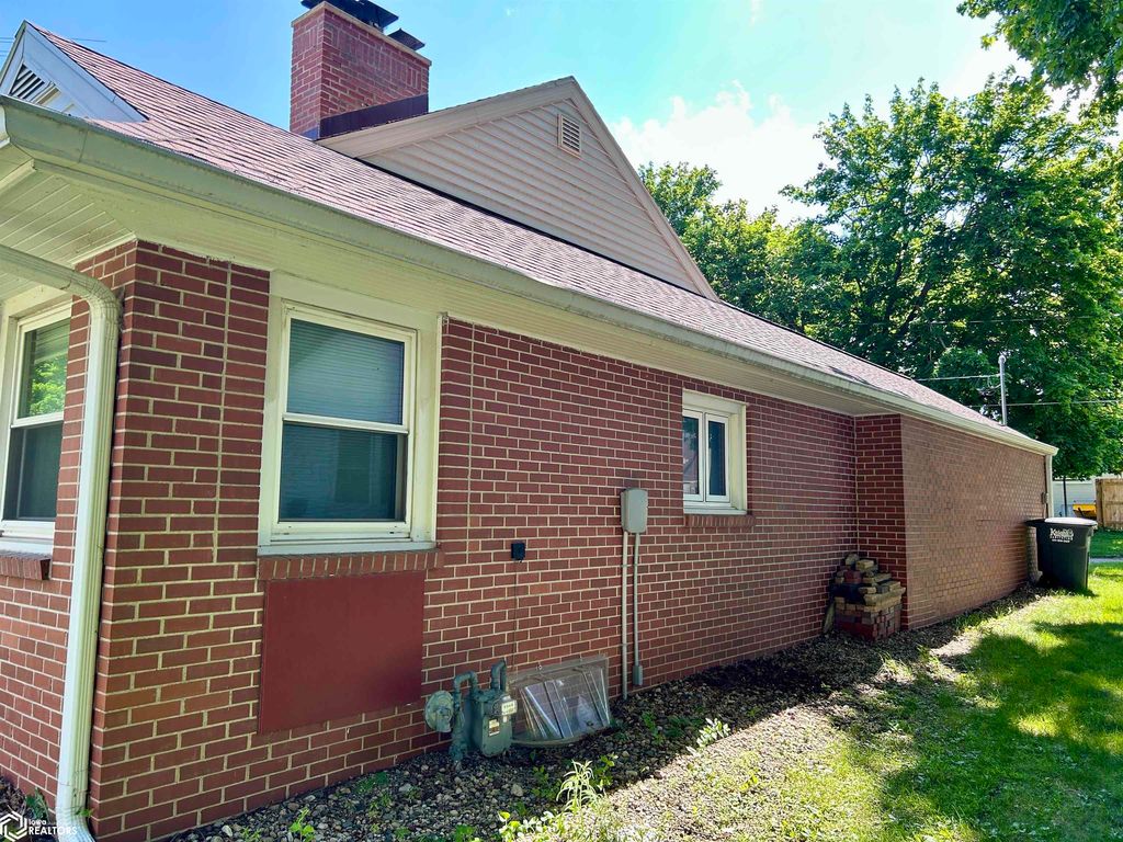 802 10th St, Eldora, IA - View 3
