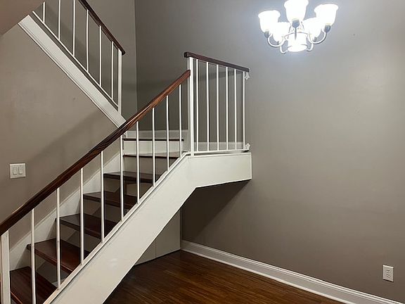 4th image of 2235 Surrey Ct SE