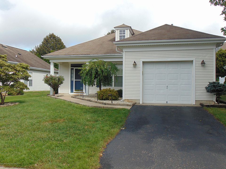 1st image of 11 Greenways Ln