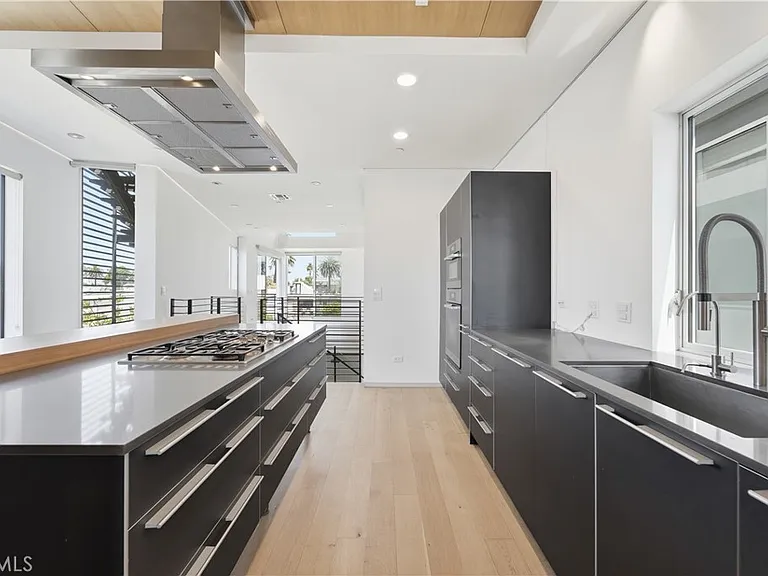 404 Grand Blvd — Photo 12