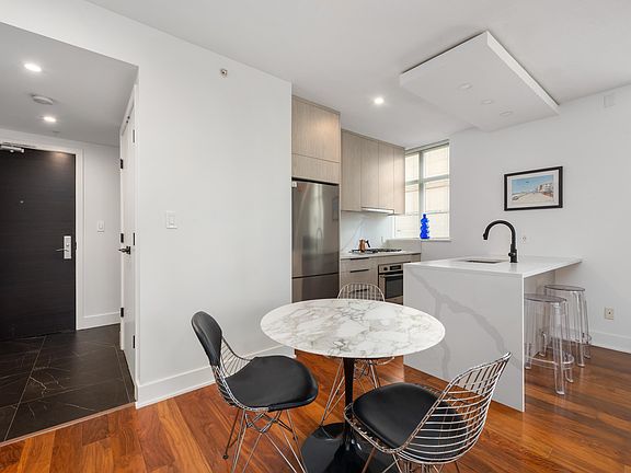 3rd image of 988 Richards St #303