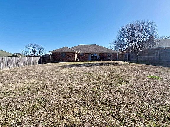 3rd image of 607 Bluebonnet St