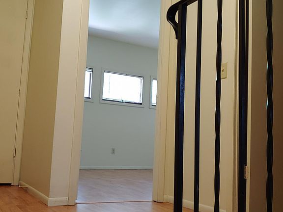 2nd image of 23 S Lakewood Gardens Ln