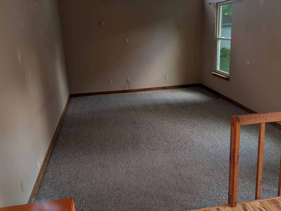 Sunken family room w/vaulted ceiling off eat-in kitchen