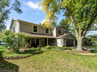 810 Oakwood Dr, Westmont, IL 60559