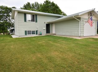 44 Eckleson Rd, Bismarck, ND 58504
