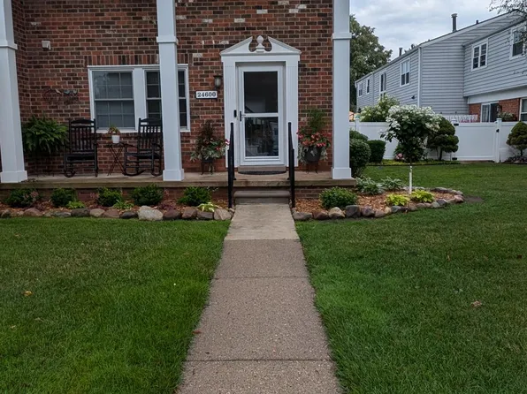 24600 Olde Orchard St, Novi, MI 48375