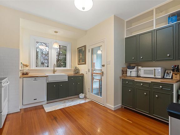 5th image of 2876 Philip St