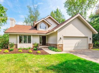 21966 Azalea Cir, Grosse Ile, MI 48138