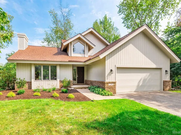 21966 Azalea Cir, Grosse Ile, MI 48138
