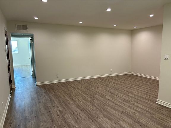 2nd image of 576 E Verdugo Ave #J