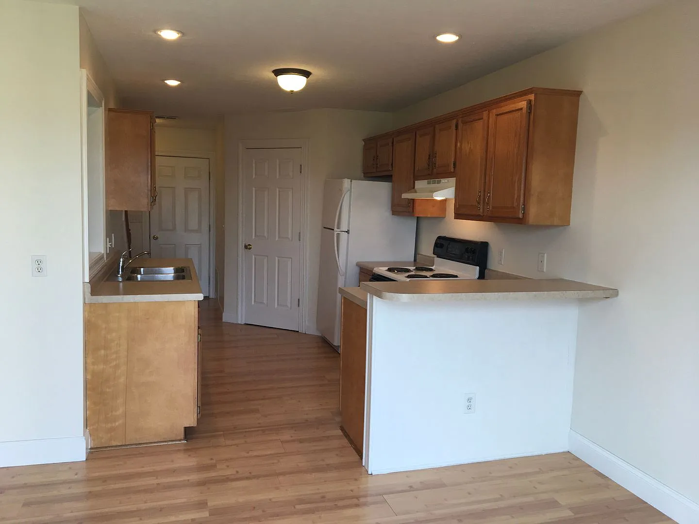 Messler Family Laurel Creek Apts, 2295 Shamrock — Photo 4