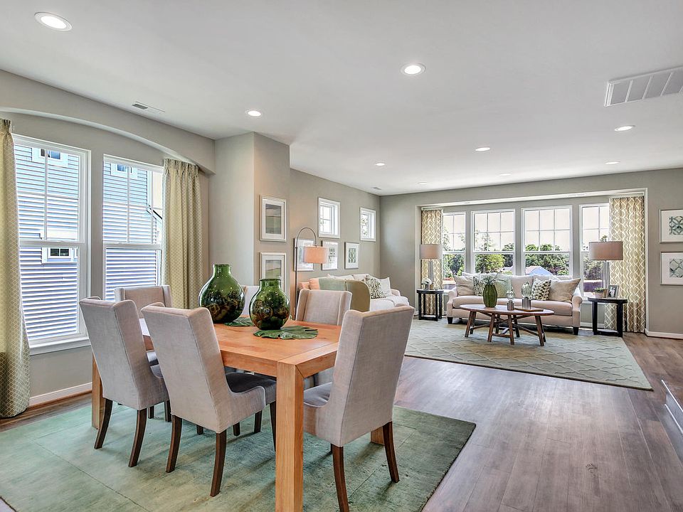 Family Room Breakfast Area