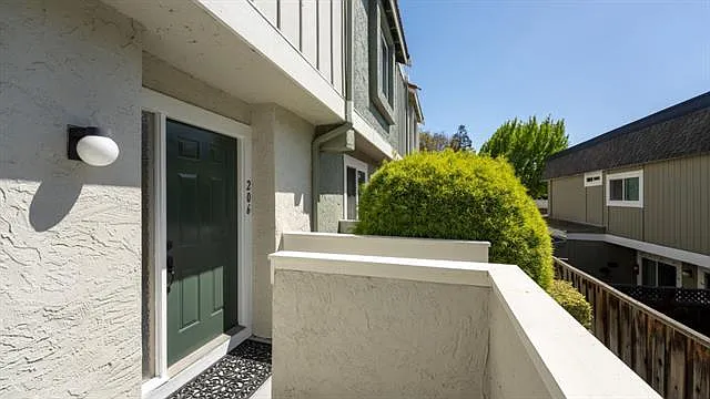 206 Michael Dr — Photo 2