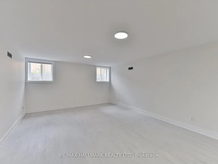 13918 Leslie St E — Photo 32