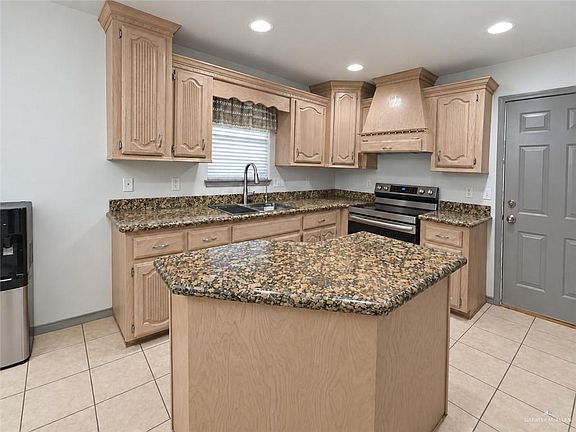 4th image of 3903 Crisantema St