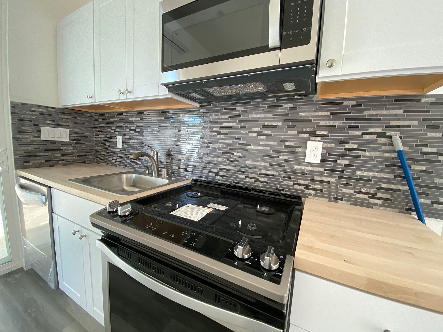 まりの 23104 Mariano St, Woodland Hills, CA 91367 | Zillow