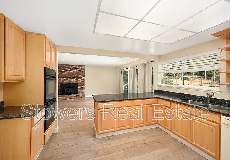 1090 Livorna Rd — Photo 9