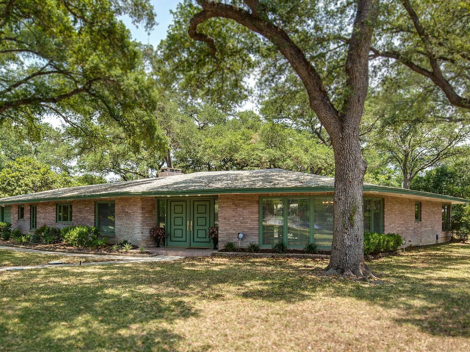 100 Dogwood Ln, Castle Hills, TX 78213 | Zillow