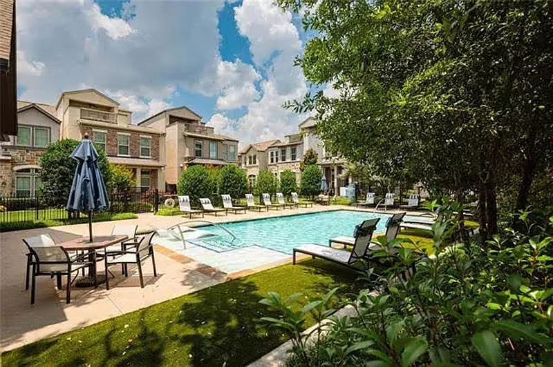 3 bed, 3.5 bath, 2080 sqft, $3,995 — Photo 4