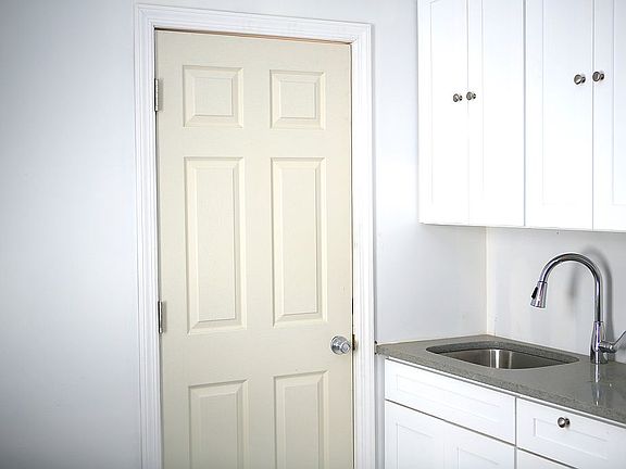 5th image of 102 Caroll St